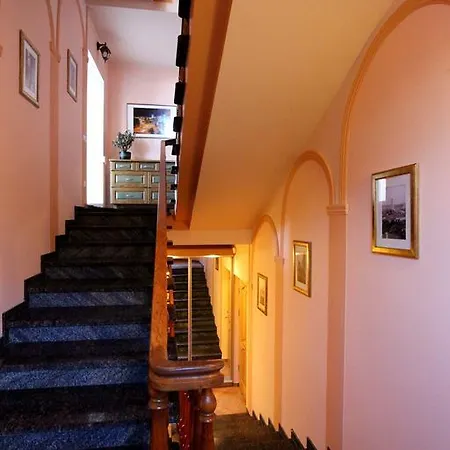 Gæstehus Modern Castle